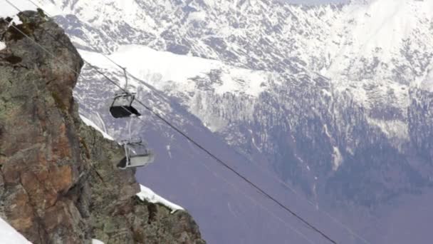 Ski-liften, liften in de bergen — Stockvideo