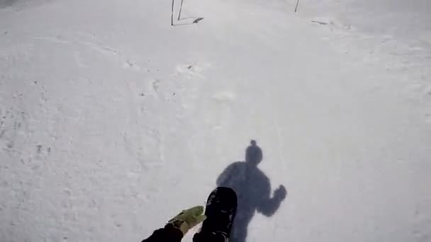 Snowboarder veszi le a ló a kamera csatolt a Head — Stock videók