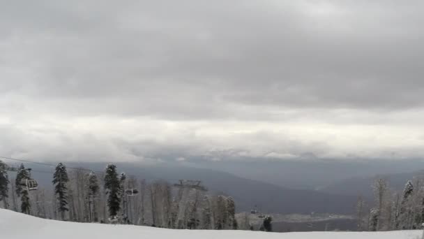 Stundenplan Bergpanorama, Pistenraupen in den Bergen — Stockvideo