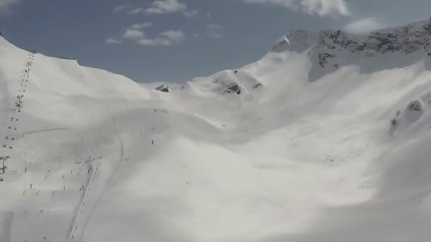 Πάροδο του χρόνου λειτουργεί το χιονοδρομικό κέντρο, σκι θέρετρο, με θέα στο βουνό — Αρχείο Βίντεο