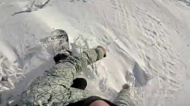 Snowboarder Passeios através das montanhas vista em primeira pessoa, Snowboarder tira seu cavalo na câmera anexada à cabeça — Vídeo de Stock