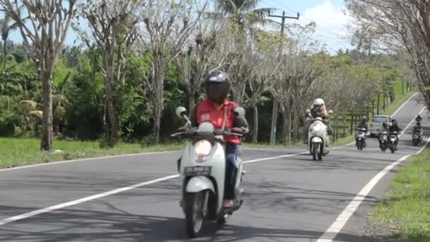 Vägen i Bali, skotrar i Indonesien — Stockvideo