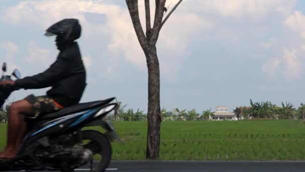 Carretera en Bali, Scooters en Indonesia — Vídeos de Stock