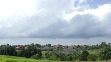 Taymlaps bulutlar üzerinde binalar