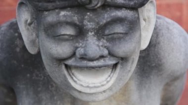 Gülümseyen bir adam heykeli