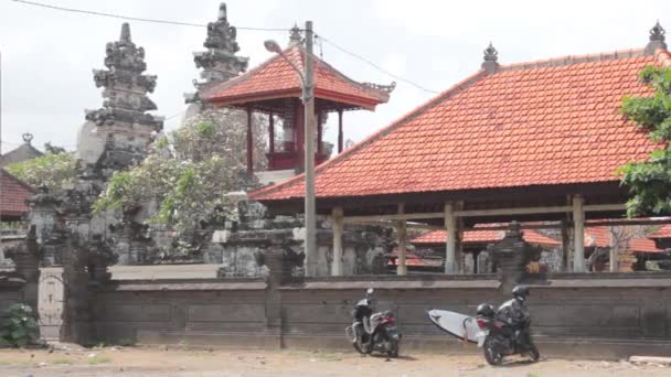 Deux scooters garés près d'un temple — Video