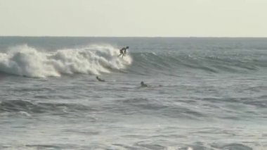 Sörfçü bir dalga sürmek