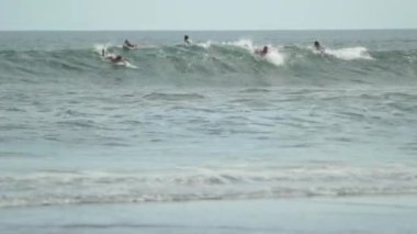 Kız dalgalar üzerinde sürme