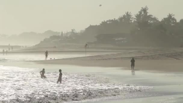 Menschen rennen am Strand herum — Stockvideo