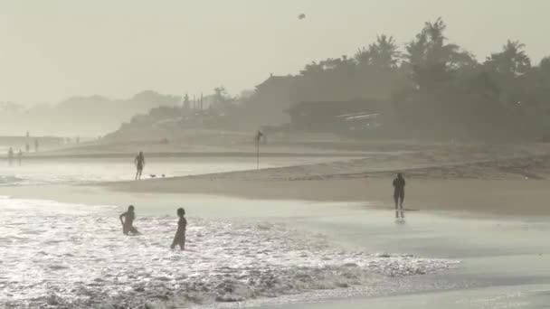 La gente corre in giro sulla spiaggia — Video Stock