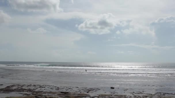 Surfista caminando sobre los arrecifes en marea baja — Vídeos de Stock