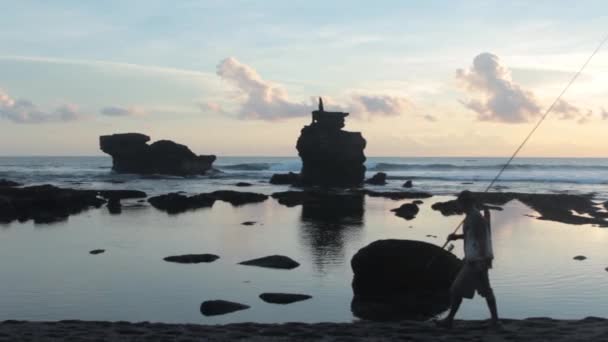 Rybář, procházky po pobřeží — Stock video