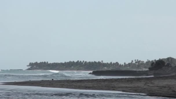 Panorama z plaży z wulkanicznym piaskiem — Wideo stockowe