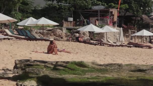 Praia de areia com espreguiçadeiras — Vídeo de Stock