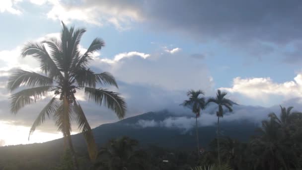 Vulkaan in de wolken na de regen — Stockvideo