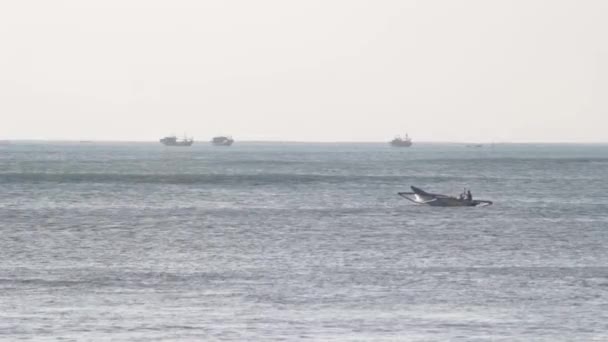 渔船是在海洋中，巴厘岛 — 图库视频影像