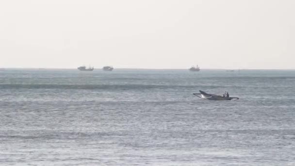 Fiskebåtar finns i havet, Bali — Stockvideo