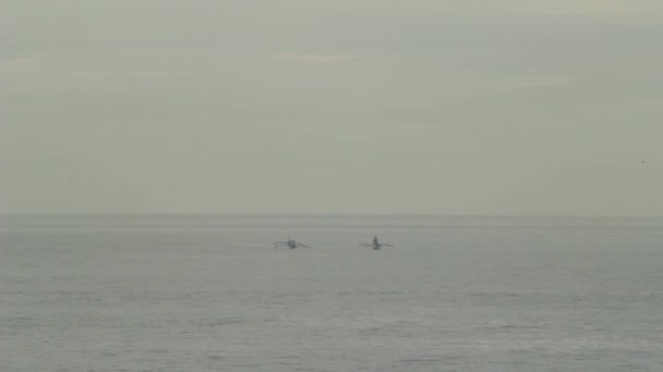 Łodzie rybackie są w Ocean, Bali — Wideo stockowe