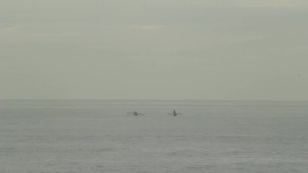 Barcos de pesca están en el océano, Bali — Vídeos de Stock