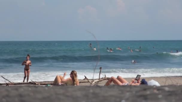 Chica tomando el sol en la playa — Vídeo de stock