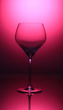 Büyük bir kadeh şarap