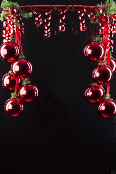 Röda bollar 5 på julgran — Stockfoto