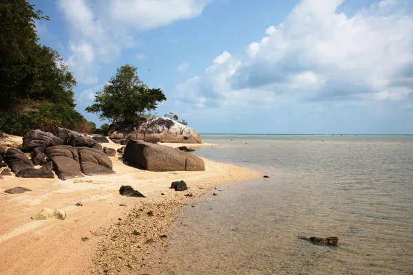 Pedras Asiáticas Praia Areia Com Floresta — Fotografia de Stock