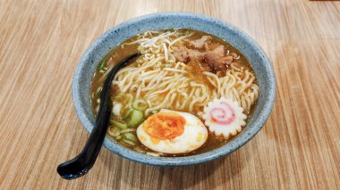 Hazır erişte ve domuz eti.