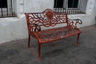 Şehirdeki eski sandalye.