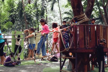 Parkta oynayan çocuklar