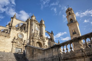 Jerez de la Frontera, Cadiz, İspanya; 06-11-2025: Jerez de la Frontera Katedrali, berrak mavi gökyüzü altındaki zarif barok cephesi ve çan kulesiyle, Cadiz, Endülüs, İspanya