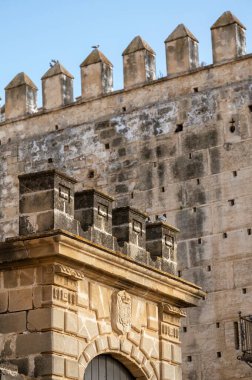 Jerez de la Frontera, Cadiz, İspanya; 06-11-2025: Jerez de la Frontera, Endülüs, İspanya 'nın ortaçağ duvarlarının ayrıntıları, açık mavi gökyüzü altında antik siperlerini gösteriyor