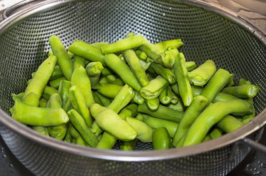 Yeşil fasulye bir süzgeç içinde yakın çekim