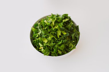 taze ıspanak üzerinde beyaz arka plan izole