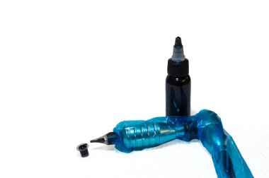 Dövme makine mavi plastik, mürekkep bardak ve şişe ile kaplı