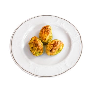 Geleneksel Türk pasta beyaz bir plaka üzerinde