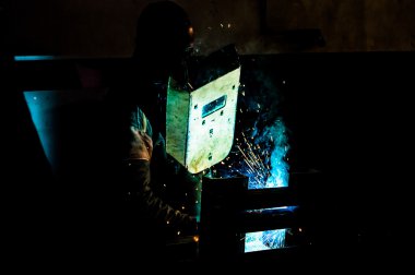 Karanlık bir arka planda Kaynak kıvılcım