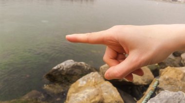 Kadın el işaret parmağı ile işaret eden oktan yukarı