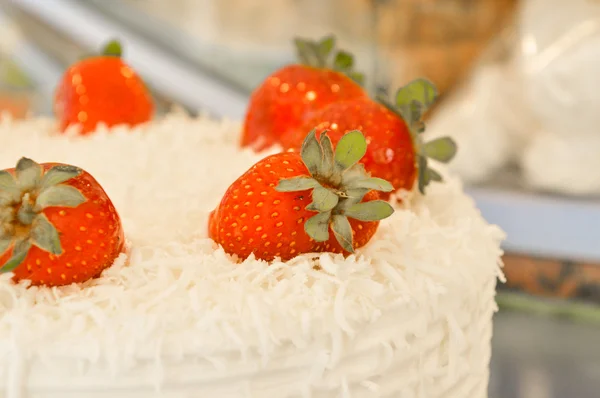 Close up van romige, heerlijke aardbeien taart op een onscherpe achtergrond — Stockfoto
