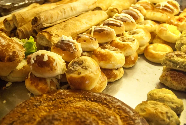 Diferentes pasteles para la venta en la tienda — Foto de Stock