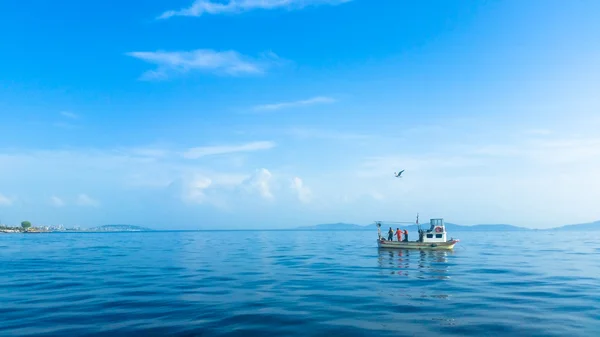 Barca de pescuit pe mare — Fotografie, imagine de stoc