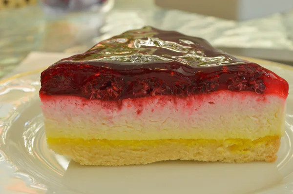 Stuk van frambozen cheesecake op een plaat — Stockfoto