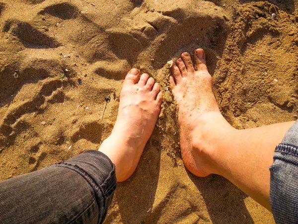 Stående barfota på stranden ovanifrån. Sand konsistens. — Stockfoto