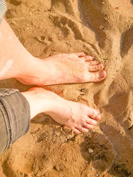 Stående barfota på stranden ovanifrån. Sand konsistens. — Stockfoto