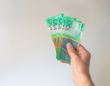 Beş yüz Avustralya Doları banknot elinde tutan adam