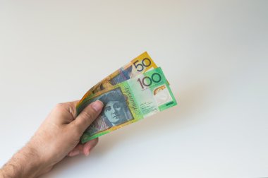 Onun yüz ve elli Avustralya Doları banknot tutan adam 