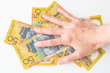 Kadın eli Avustralya Doları banknot üzerinde 