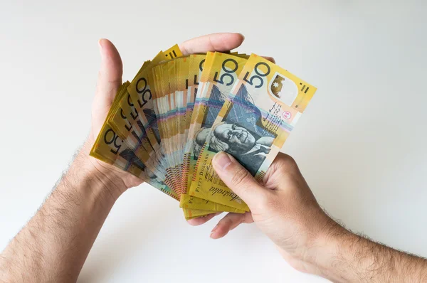 Elli Avustralya Doları banknot elinde tutan adam