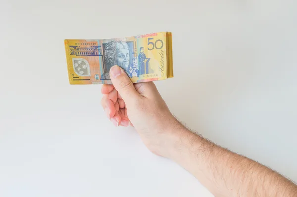 Elli Avustralya Doları banknot elinde tutan adam