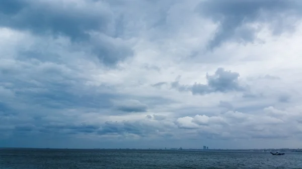 蓬松的雨云在天空和大海 — 图库照片